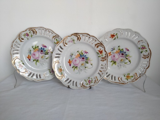 [23056] Série de 3 assiettes à bordure ajourée en porcelaine Allemande, décor de bouquets et de fleurs