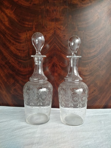 [A074/1] Paire de petites carafes en verre soufflé gravé, XIXe siècle