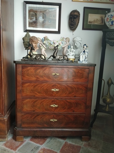 [A131] Petite commode de milieu en placage d'acajou flammé, 4 tiroirs, XIXe siècle