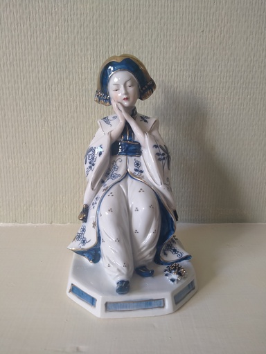 [23056] Personnage féminin asiatique en porcelaine de Limoges, bleu, blanc et or
