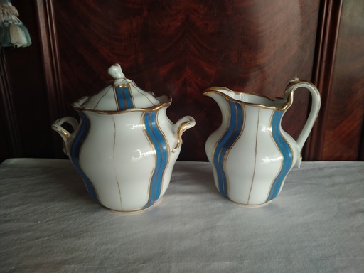 [A113/2] Ensemble de sucrier et pot à lait porcelaine de Paris décor bleu et or