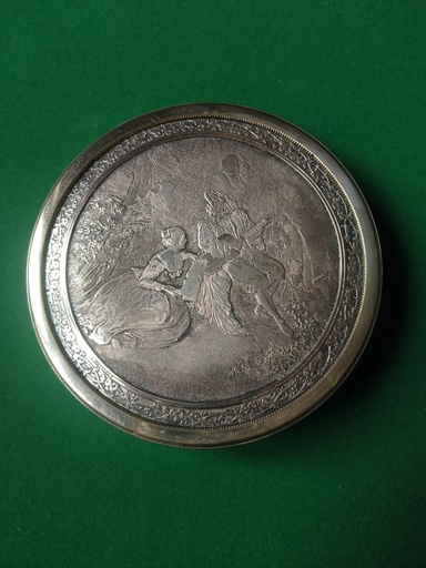 [24022] Boite en métal argenté à décor de scène galante, A. Watteau et Wicker GR