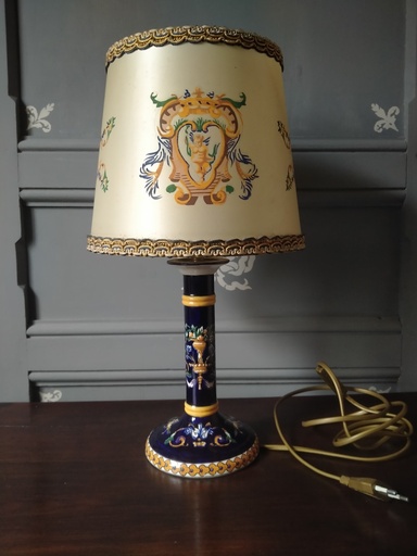 [24028] Bougeoir de Gien monté en lampe, décor Renaissance bleu avec abat-jour