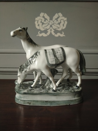 [24027/2] Petite porcelaine, paire de chevaux en céramique émaillé 