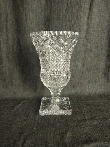 [24027/2] Vase Médicis en cristal décor pointe de diamant et base étoile