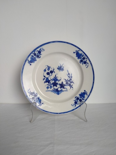 [A032] Assiette en porcelaine de Tournai Ronda à la mouche