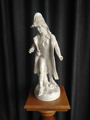 [24036] Statuette en porcelaine représentant un officier napoléonien