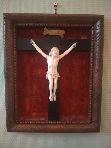 [23066] Christ d'alcove crucifix du XVIIe siècle dans son cadre