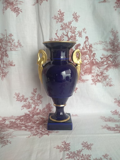 [24058/1] Vase Médicis en porcelaine de Baudour bleu et or, style empire 