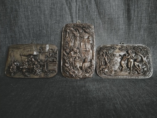 [24054/3] Trois plaques en cuivre repoussé en bas relief signée Victor Zier XIXe siècle