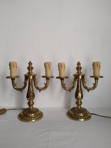[23005] Paire de chandeliers électrifiés en bronze doré, deux bras de lumières